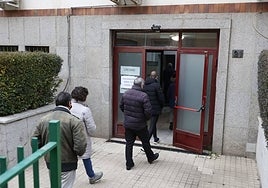 Personas entrando al Centro de Salud de San Juan para ser vacunadas