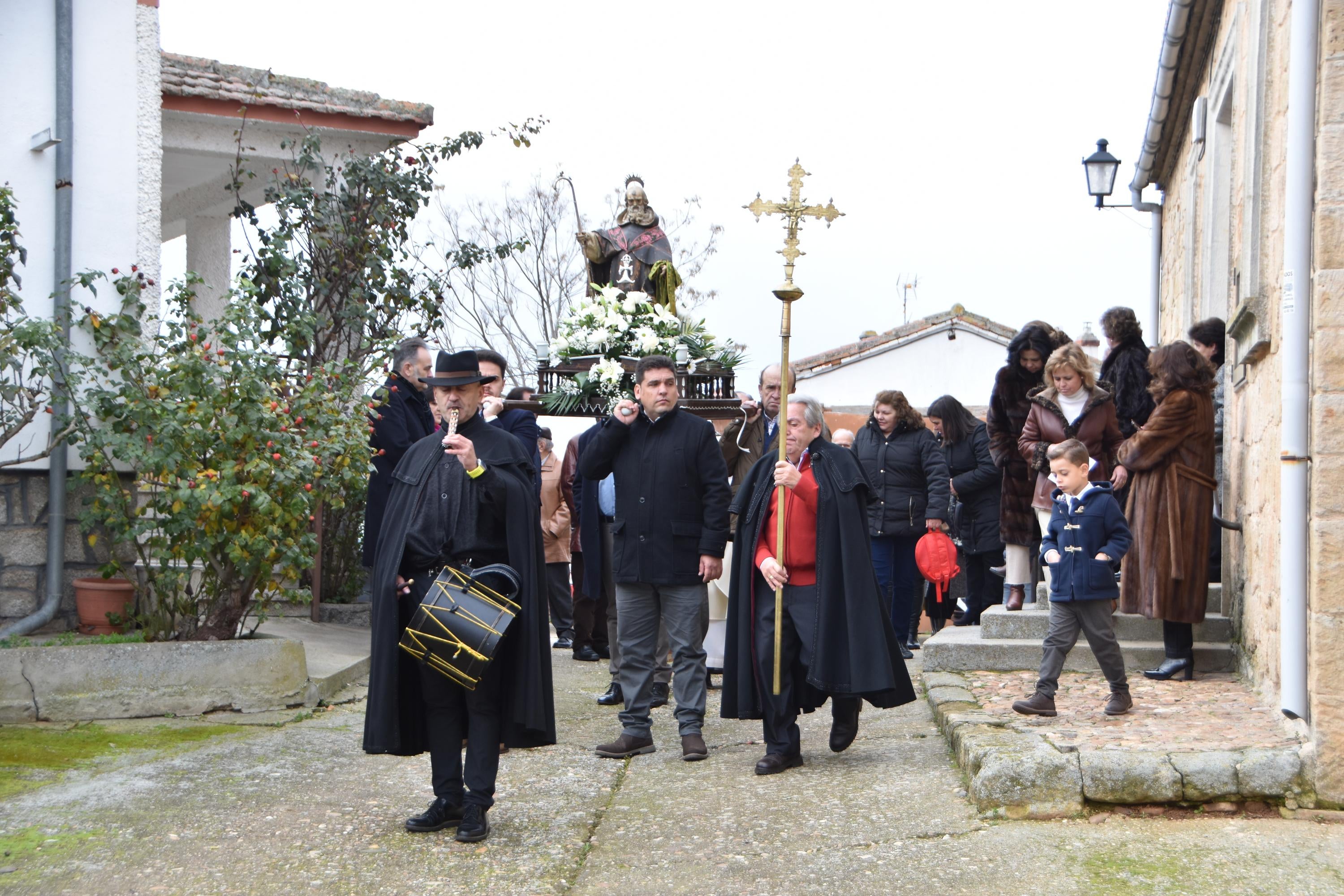 Cánticos y honores a San Antón en Calzada de Don Diego