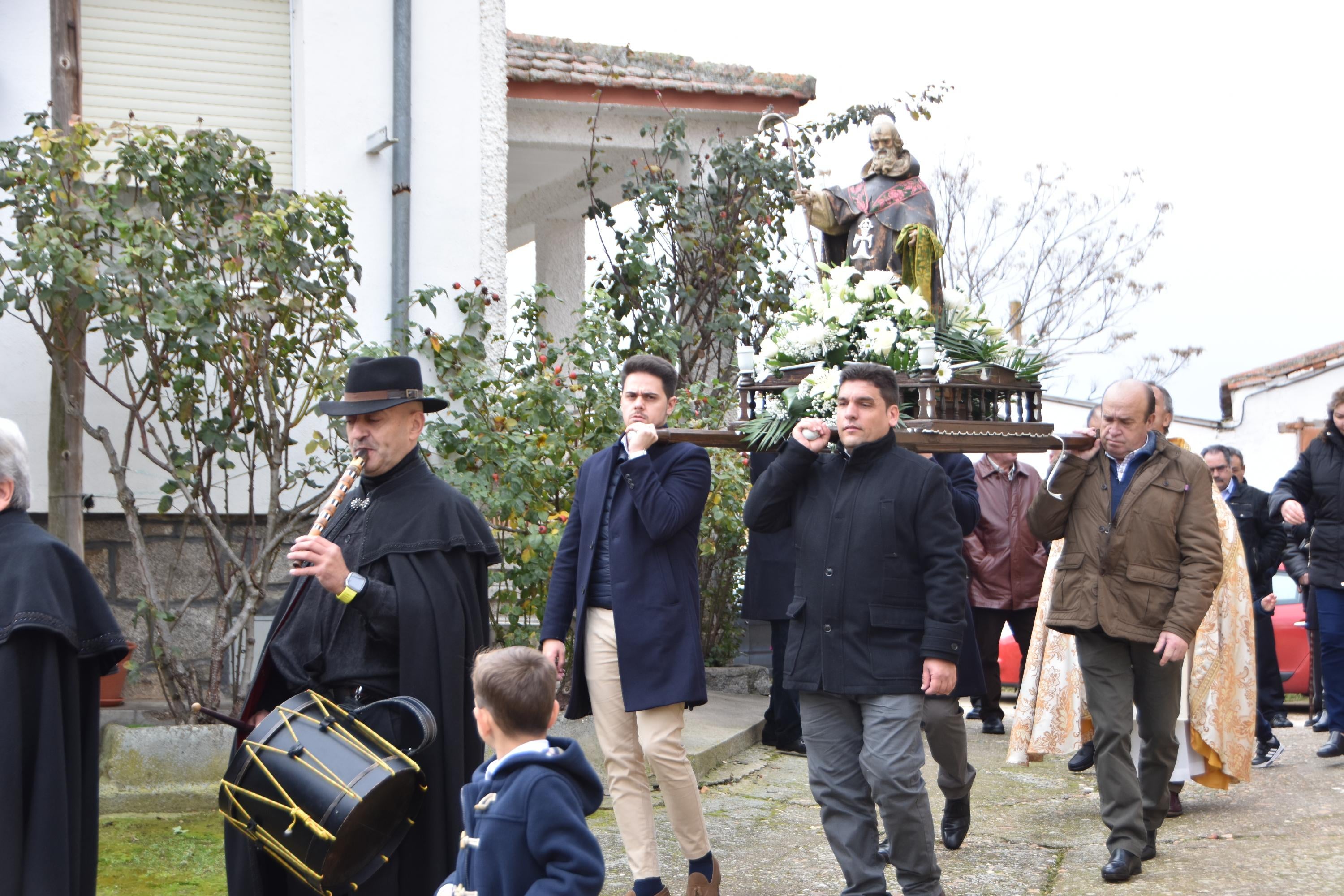 Cánticos y honores a San Antón en Calzada de Don Diego