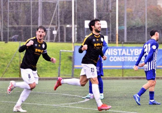 Los jugadores del Salamanca celebran uno de los goles.