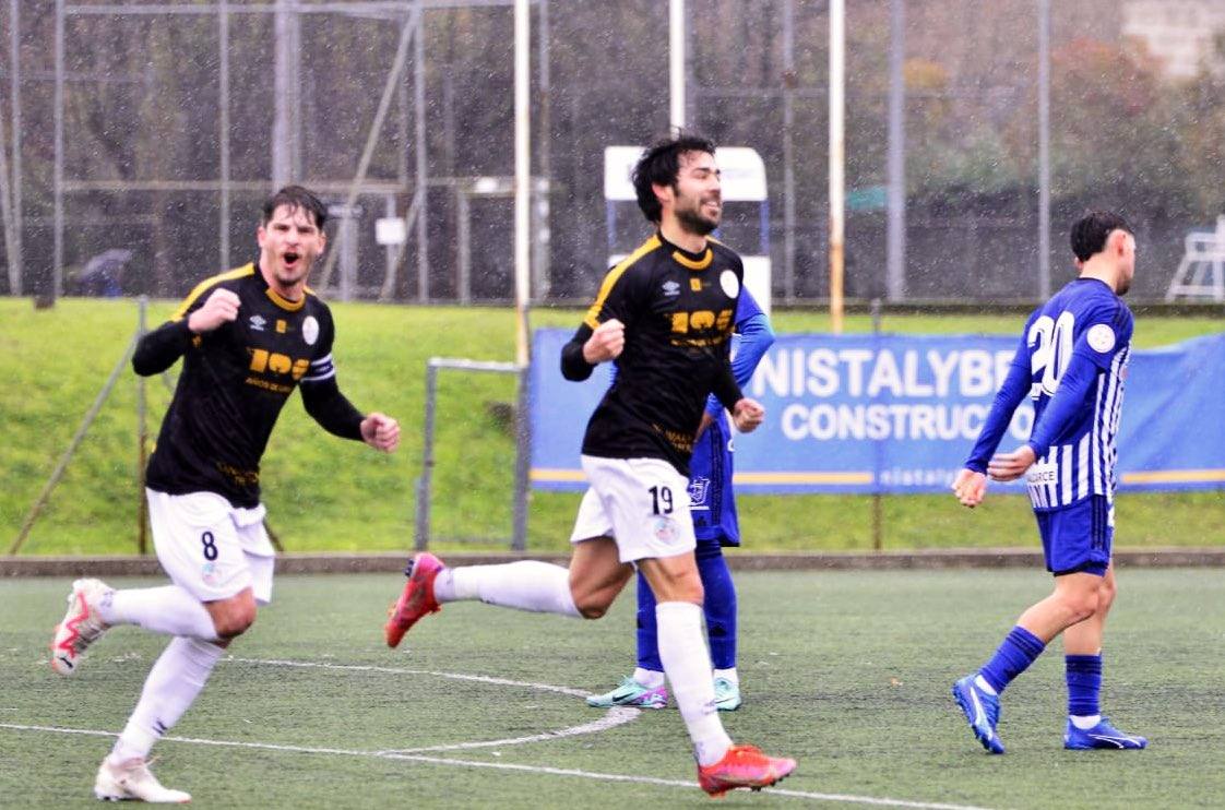 Los jugadores del Salamanca celebran uno de los goles.