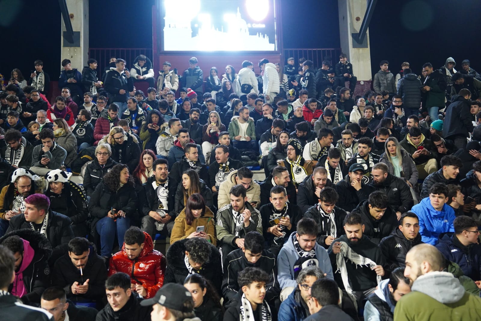 Búscate en la grada del Reina Sofía en el partido contra el Rayo Majadahonda