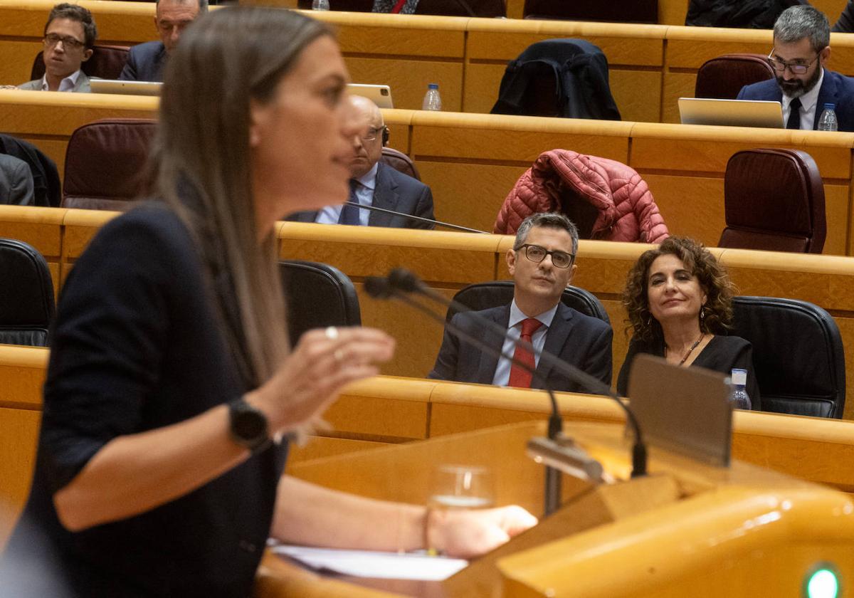 Los ministros de Presidencia y Hacienda, Félix Bolaños y María Jesús Montero, observan sonrientes a la portavoz de Junts en el Congreso, Míriam Nogueras.