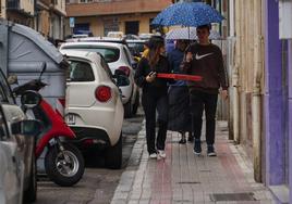 Dos jóvenes caminan por la estrecha acera de la calle Melchor Cano que tras las obras contará con 1,8 metros de ancho.