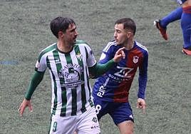 Juan Antonio junto al jugador del Langreo Joselu