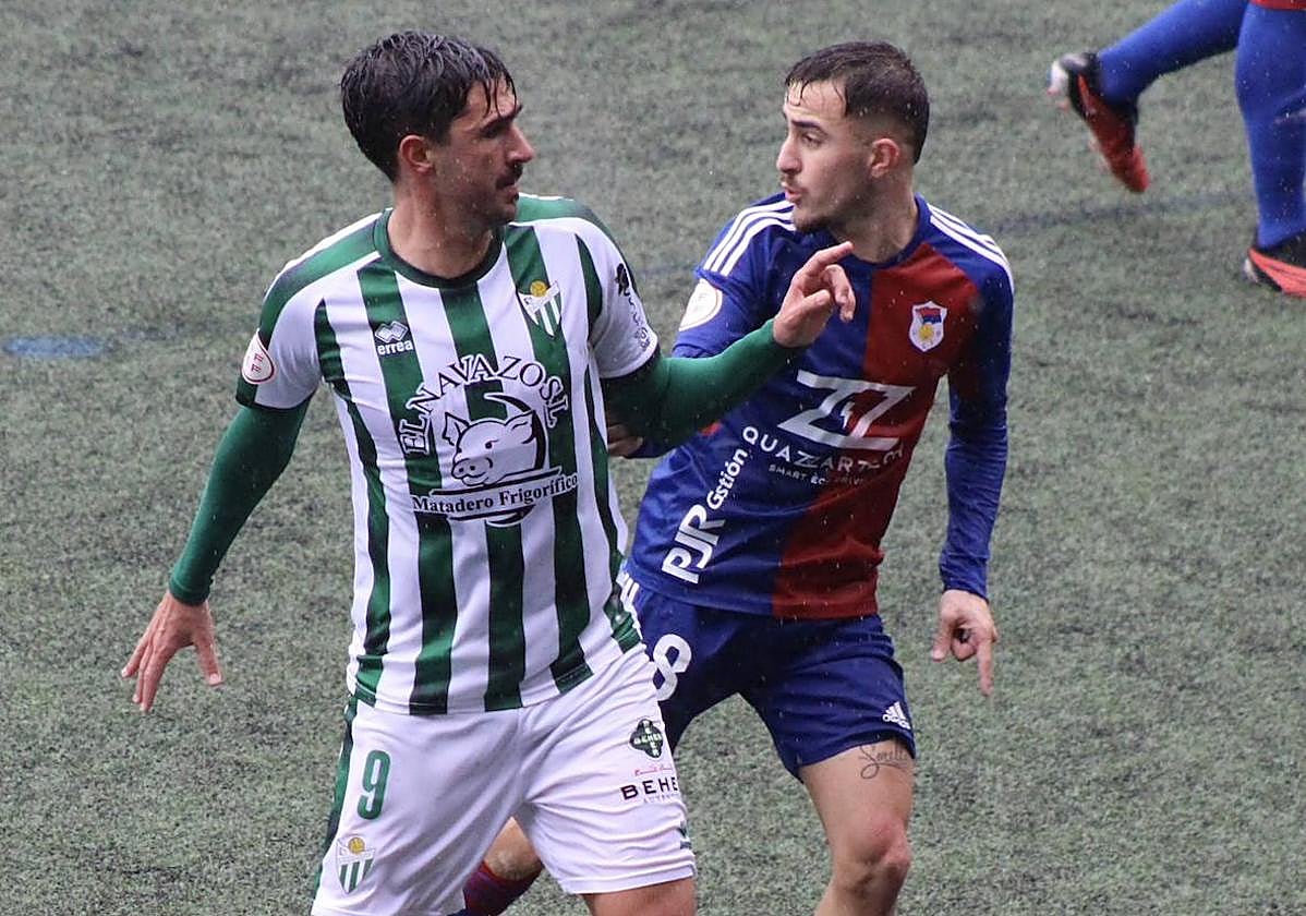Juan Antonio junto al jugador del Langreo Joselu