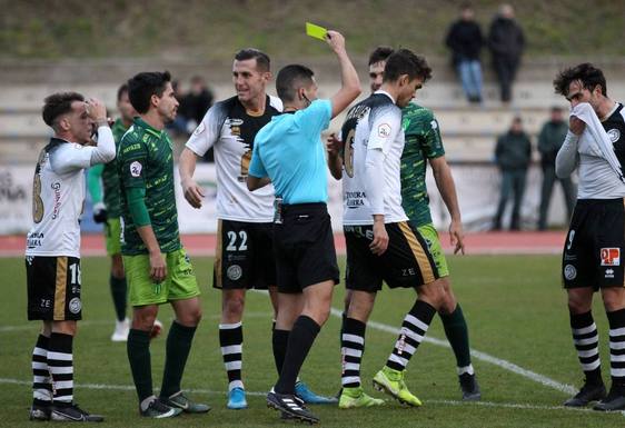 Hernández Maeso muestra una trajeta en el derbi entre Unionistas y Guijuelo.