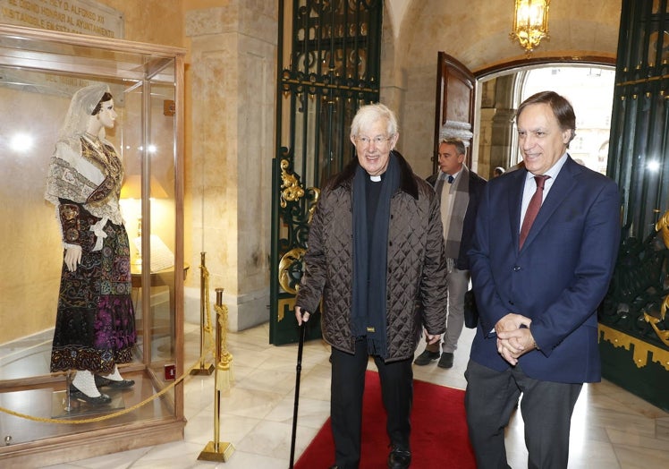 El deán emérito de la Catedral de Canterbury, Robert Willis, junto al alcalde de Salamanca, Carlos García Carbayo.