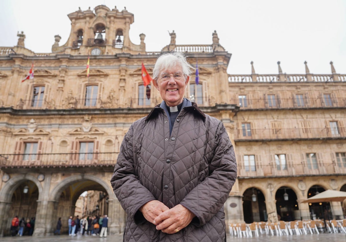 El deán emérito de la Catedral de Canterbury, Robert Willis, en la Plaza Mayor de Salamanca.