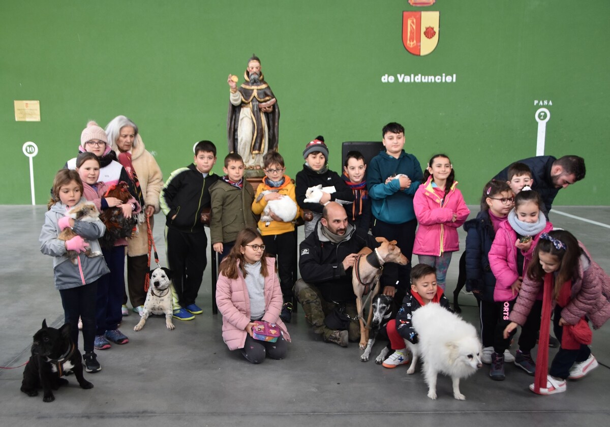Los niños de Calzada de Valdunciel y sus mascotas en la anterior bendición.