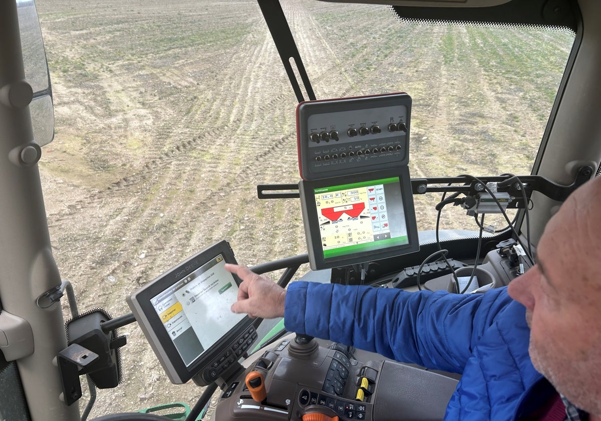 Manuel Aires, en uno de sus tractores, desde la pantalla que ordena la labor.