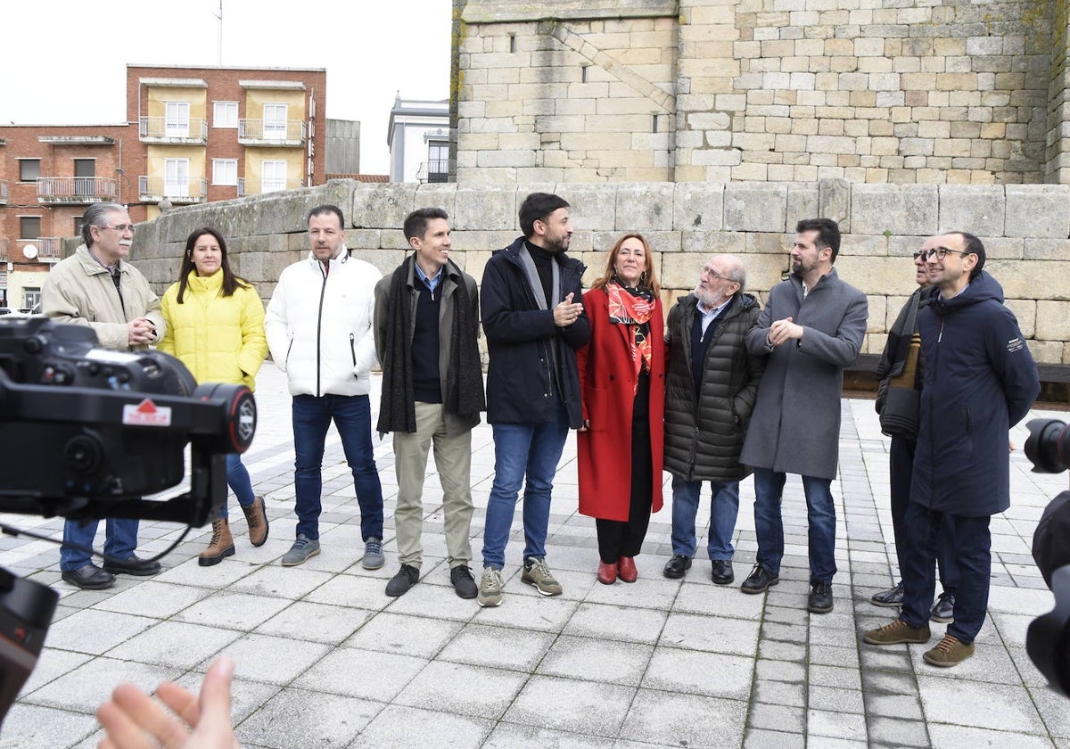 Los socialistas con el alcalde y equipo de gobierno municipal de Vitigudino.