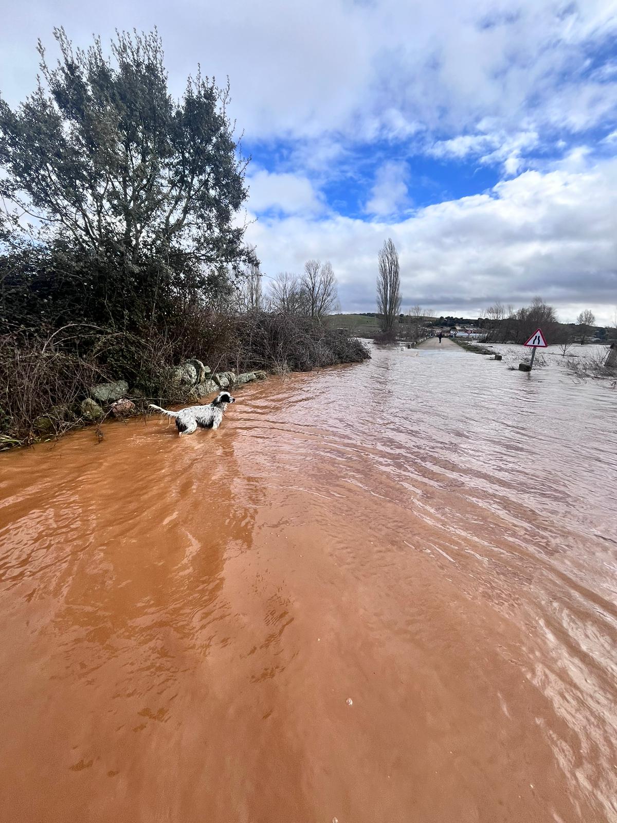 Once horas con el acceso a Vega de Tirados por la DSA-522 bloqueado por las inundaciones