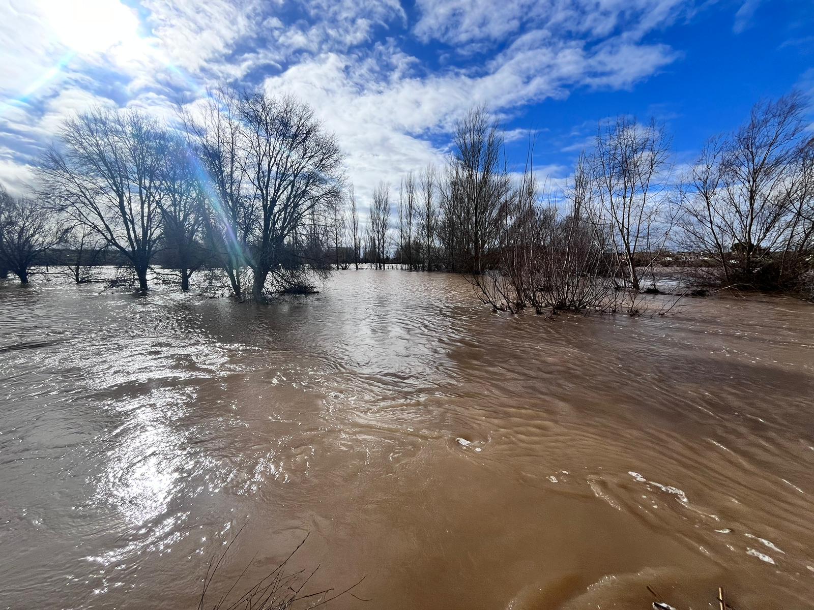 Once horas con el acceso a Vega de Tirados por la DSA-522 bloqueado por las inundaciones