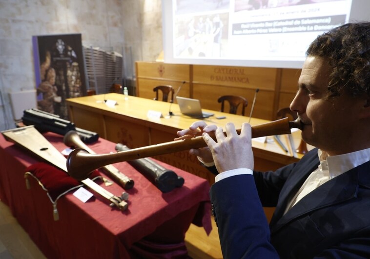 Juan Alberto Pérez Varela toca una réplica de un instrumento del siglo XVI.