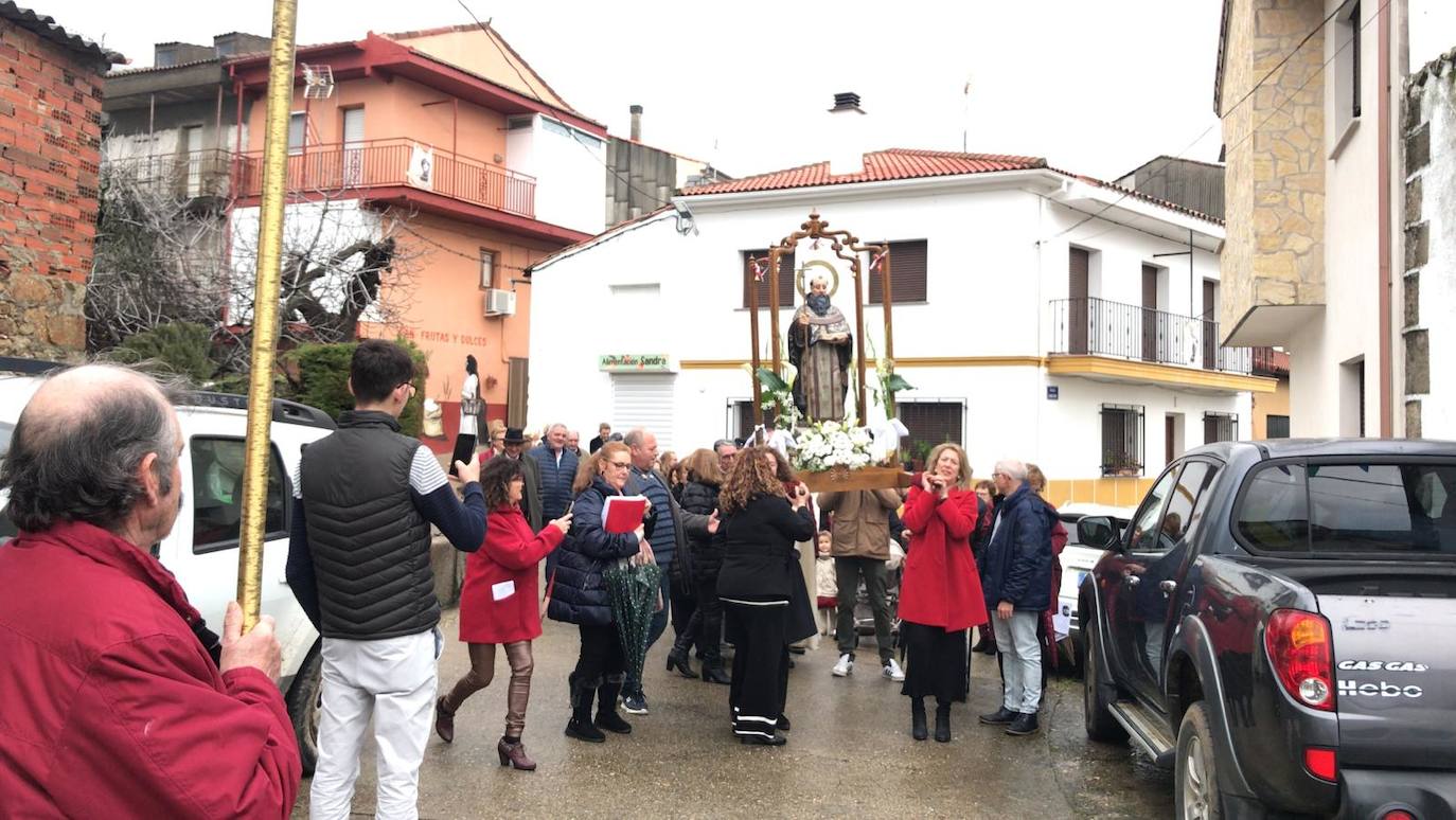 La lluvia deja salir a San Antón en el segundo día de la fiesta de Valdelamatanza