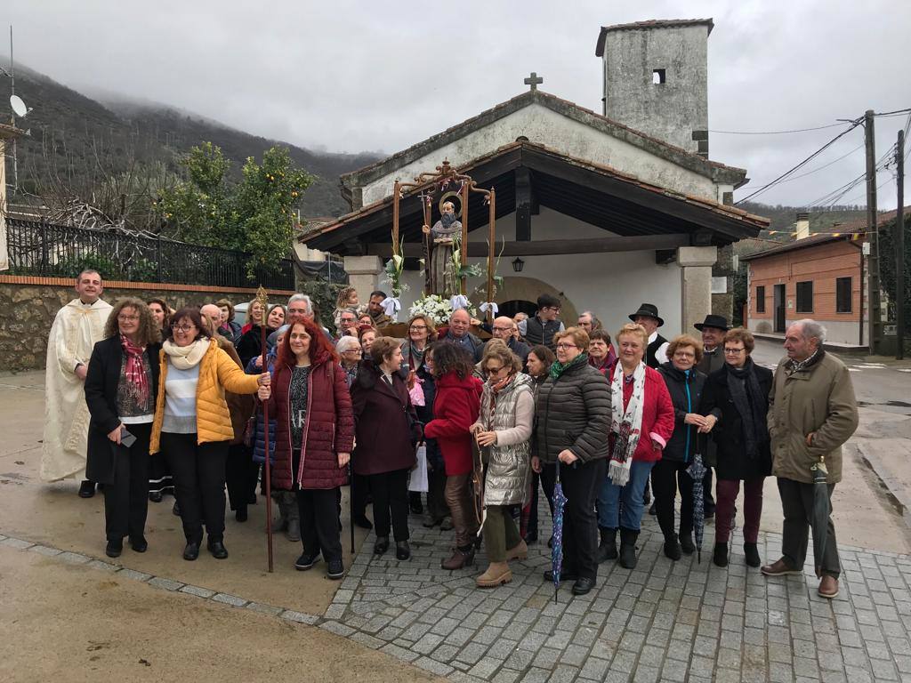 La lluvia deja salir a San Antón en el segundo día de la fiesta de Valdelamatanza