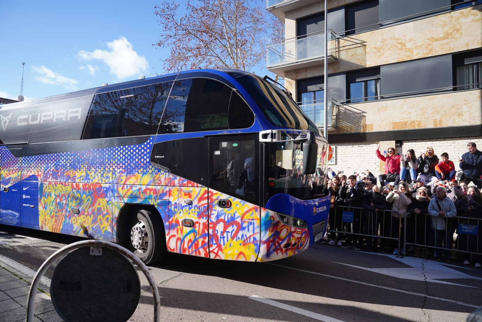 El Barça llegó a su hotel entre una multitud de aficionados: Pedri, el más reclamado
