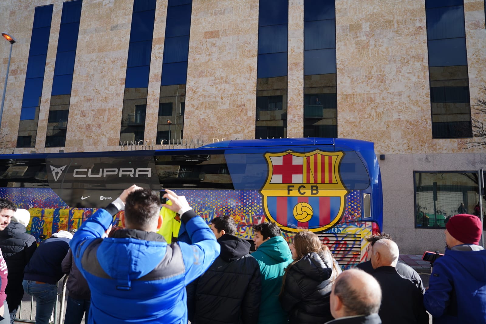 El Barça llegó a su hotel entre una multitud de aficionados: Pedri, el más reclamado