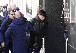 El Barça llegó a su hotel entre una multitud de aficionados: Pedri, el más reclamado
