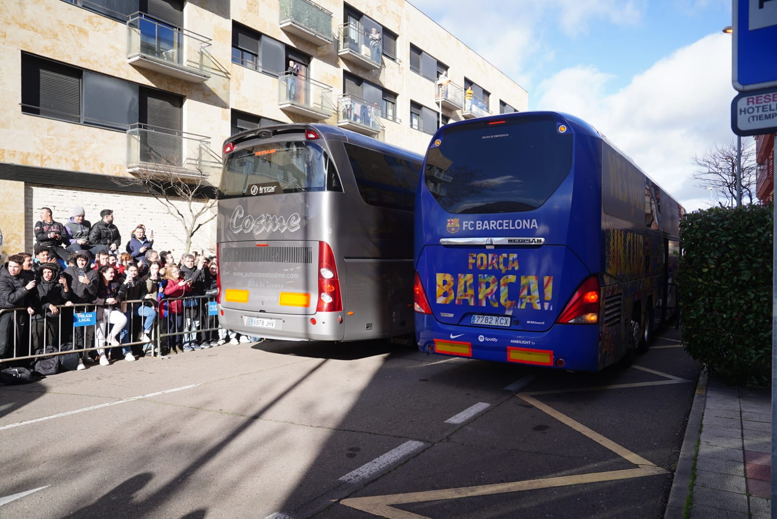 El Barça llegó a su hotel entre una multitud de aficionados: Pedri, el más reclamado