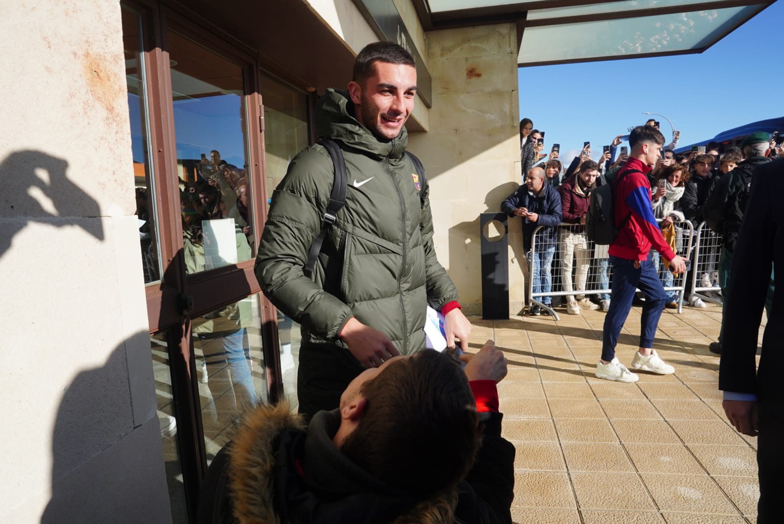 Así fue el aterrizaje del Barça en Salamanca: detallazo de Ferran Torres