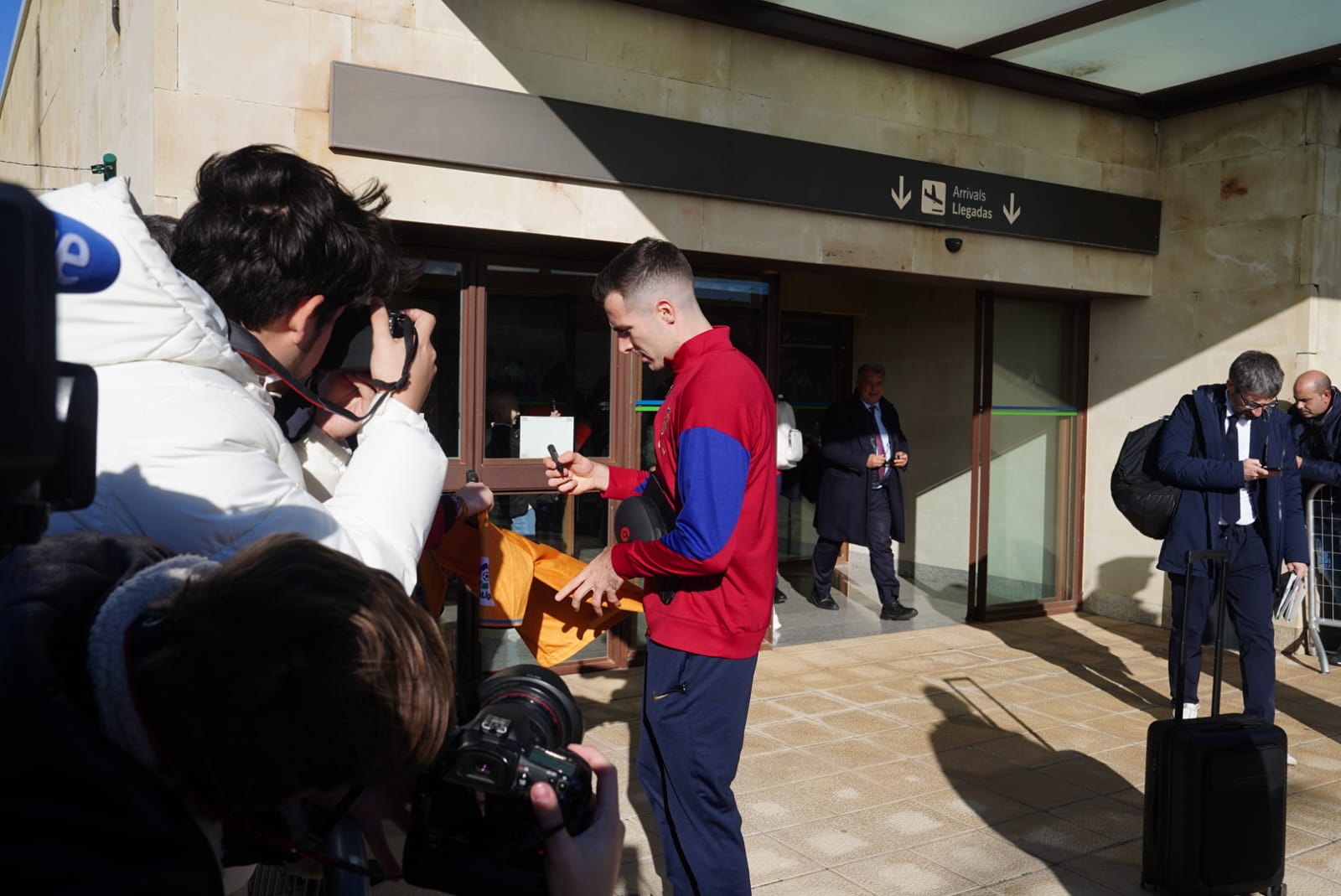 Así fue el aterrizaje del Barça en Salamanca: detallazo de Ferran Torres