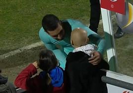 El detallazo de Ferran Torres con María, la princesa guerrera futbolera