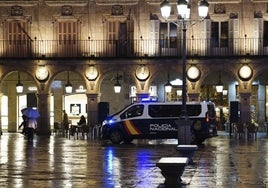 La Policía Nacional patrulla por el centro de la ciudad.