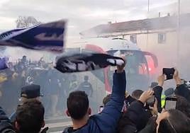 Espectacular recibimiento: miles de aficionados 'empujaron' el autobús de Unionistas a su llegada al Reina Sofía