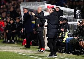 Xavi da órdenes en el banquillo del Reina Sofía.