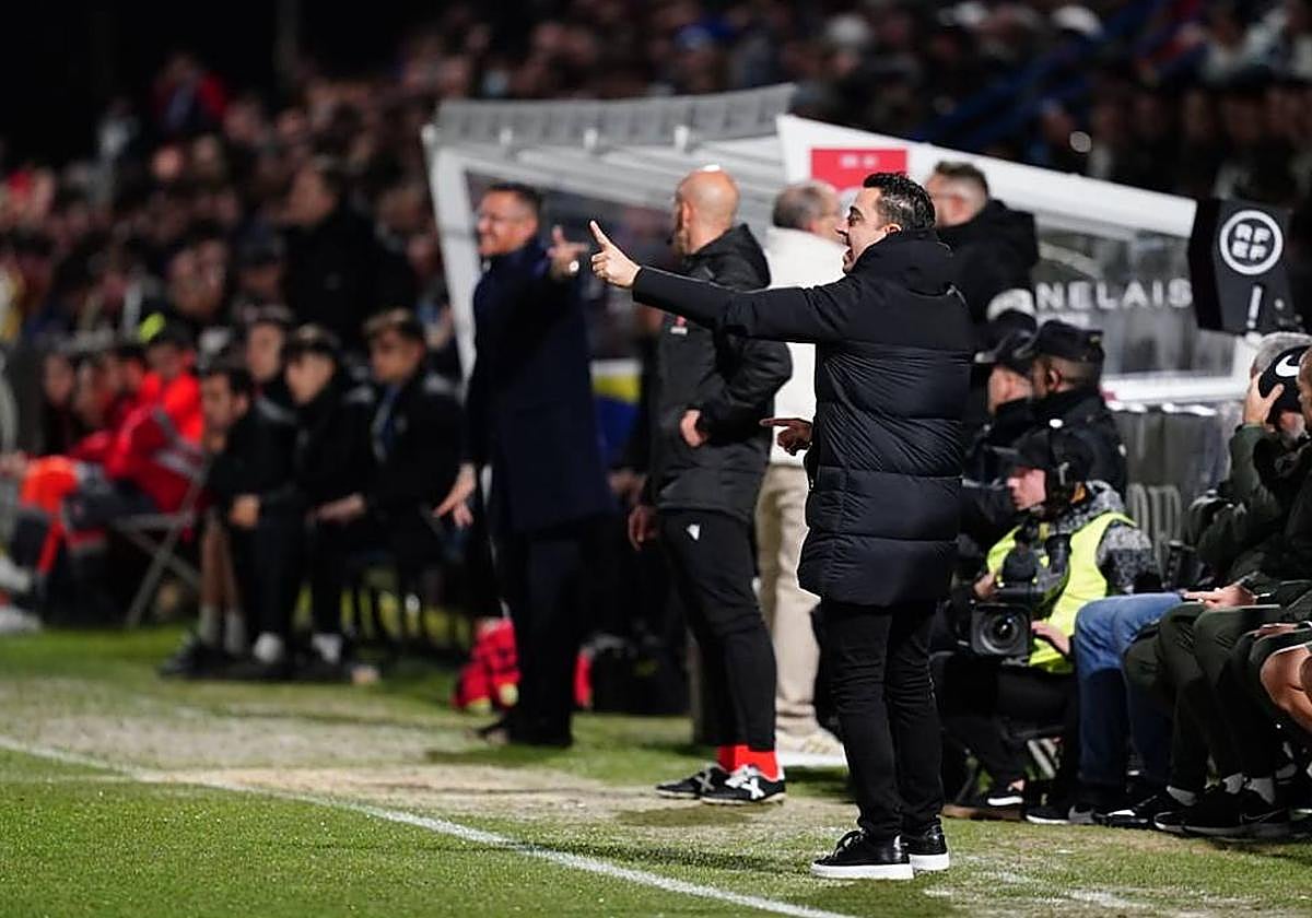 Xavi da órdenes en el banquillo del Reina Sofía.