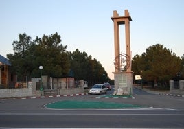 Acceso a la urbanización el Pinar de Alba.