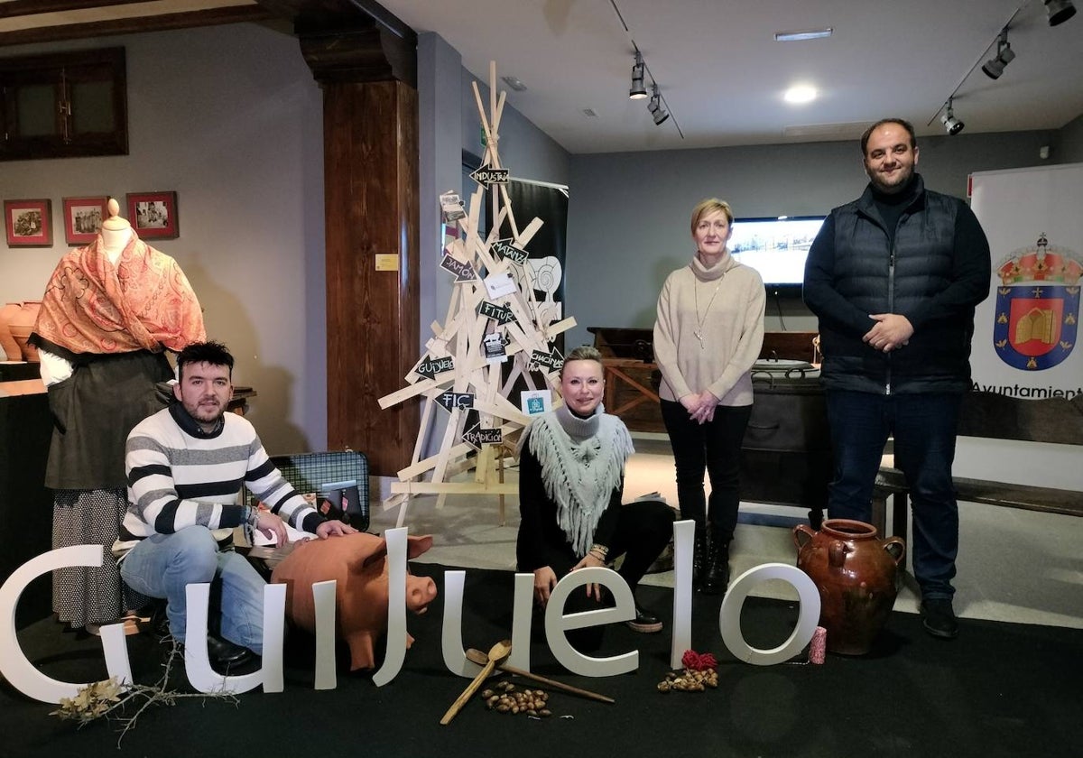 Roberto Hernández Garabaya, Sandra Méndez, Yolanda Alonso y Roberto Martín, en el Museo de la Industria Chacinera de Guijuelo, escenario de la presentación.