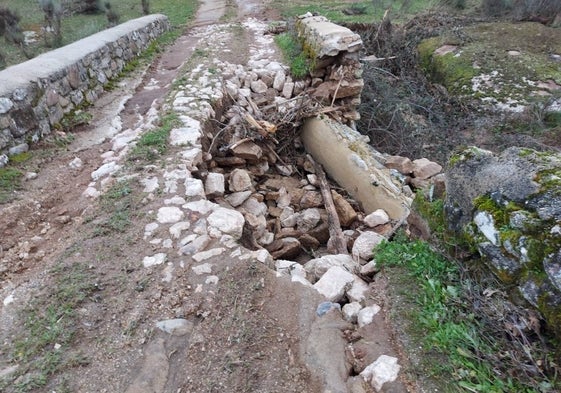 El agua se lleva parte del puente de la Mata en Bañobárez