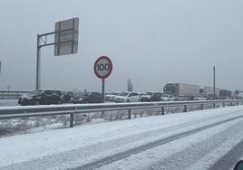 Gran atasco en la A-66 por culpa de la nieve