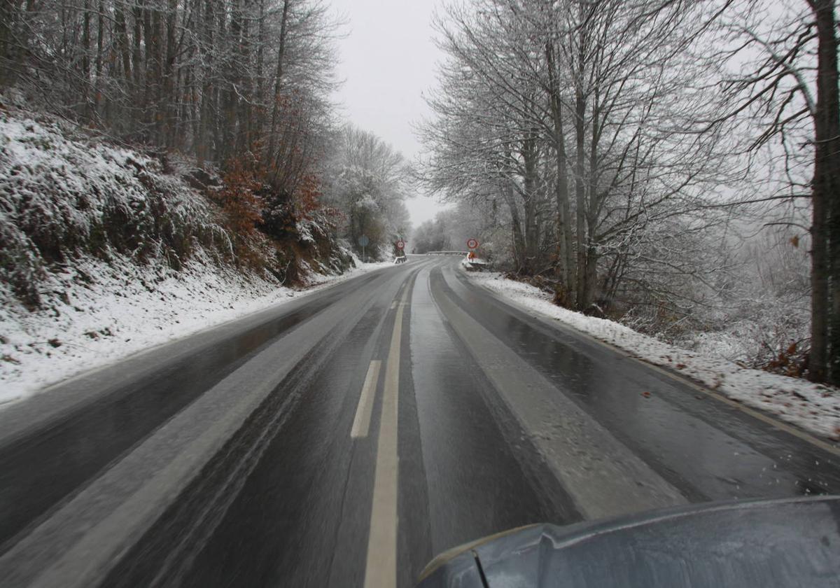 Una imagen de archivo de la carretera de Candelario.