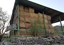 Cebadero con pacas de paja.