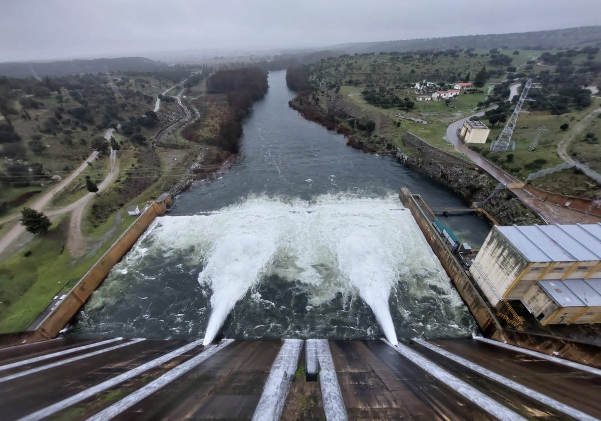 El embalse de Santa Teresa abre compuertas por lluvia y nieve