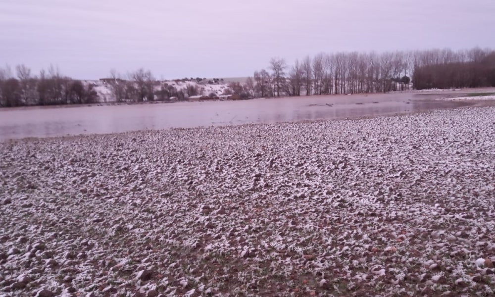 Impresionantes imágenes del desbordamiento del río Almar a su paso por Nava de Sotrobal