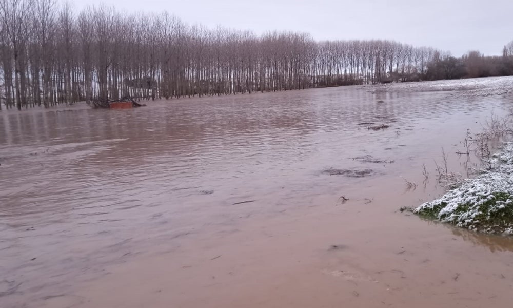 Impresionantes imágenes del desbordamiento del río Almar a su paso por Nava de Sotrobal