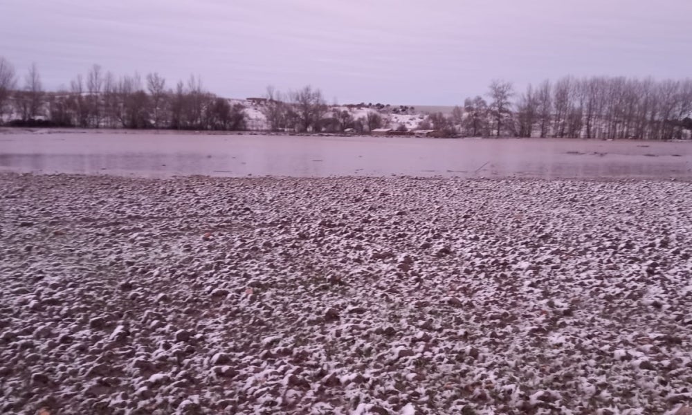 Impresionantes imágenes del desbordamiento del río Almar a su paso por Nava de Sotrobal