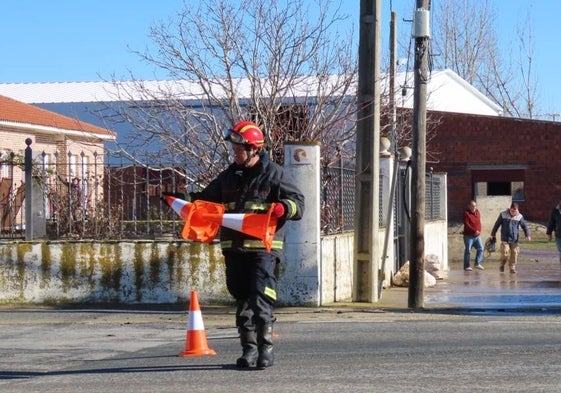 La crecida del río Margañán inunda varias casas y el ayuntamiento de Peñarandilla