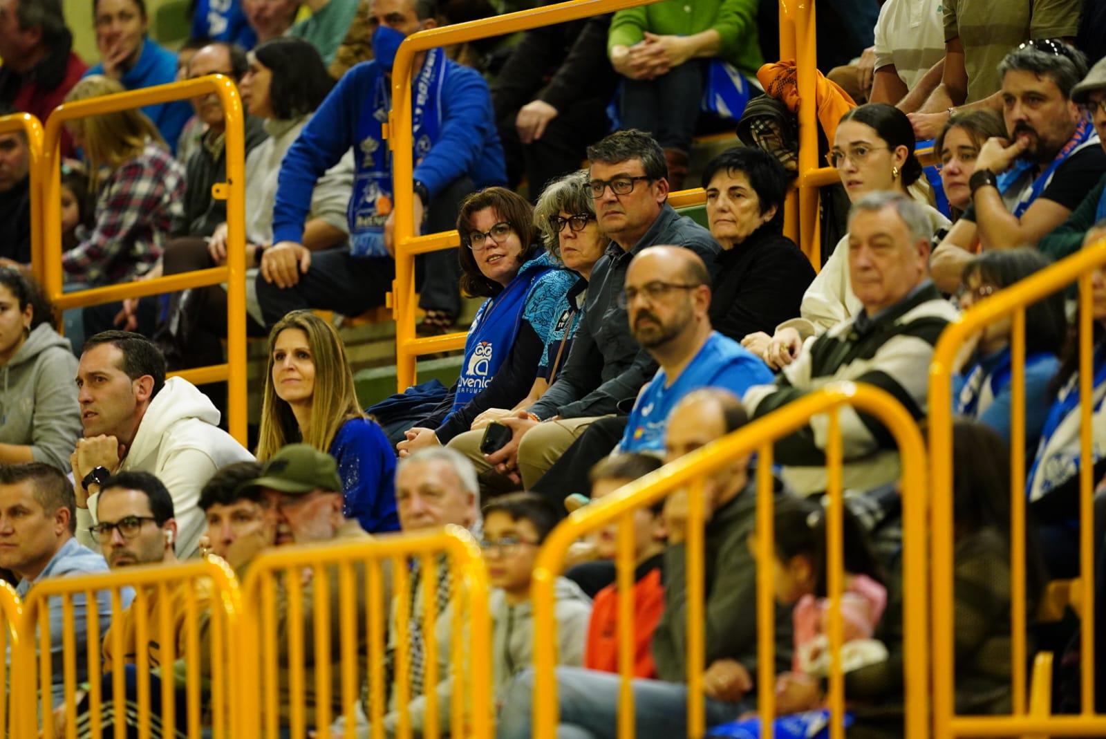 Búscate en la grada del Würzburg en el partido entre el Perfumerías Avenida y el Bembibre