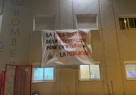Pancarta desplegada por los bomberos en el parque de Villares de la Reina