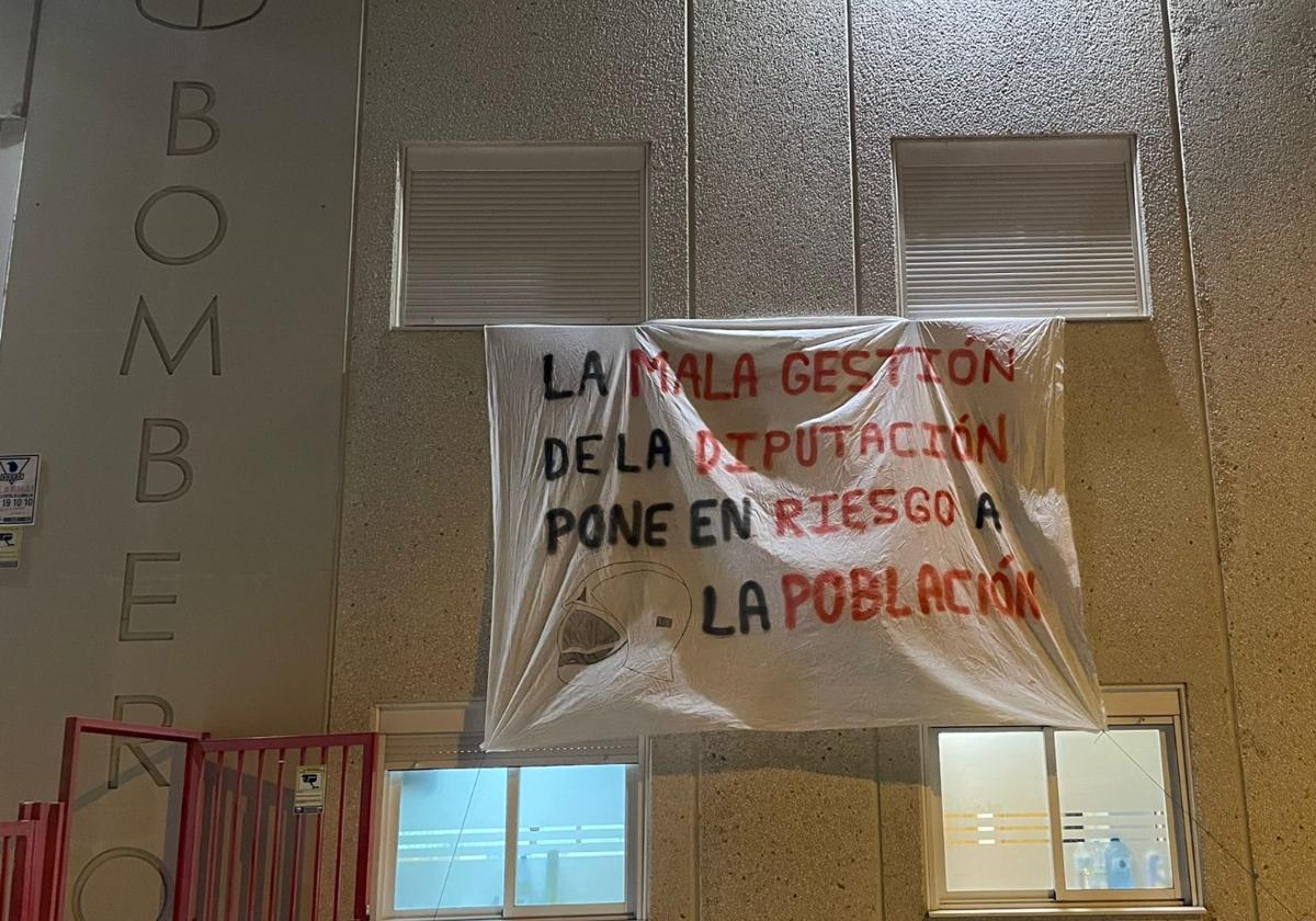 Pancarta desplegada por los bomberos en el parque de Villares de la Reina