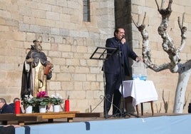 El subastador de Ledesma, en el atril junto a la imagen de San Antón