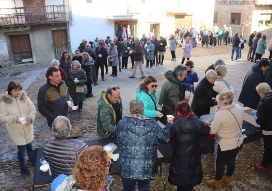 Reparto de los productos de la matanza en la Plaza Mayor de San Esteban de la Sierra