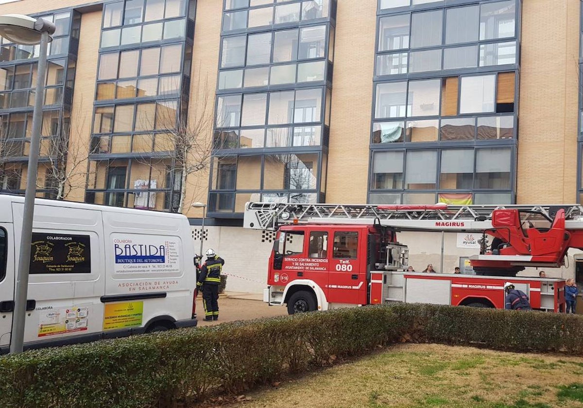 Bomberos en otra intervención en El Zurguén.