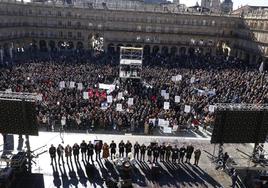 Miles de salmantinos reivindican en la Plaza Mayor trenes dignos: así se lo hemos contado en directo